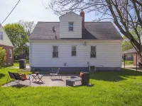 Cute 3Bdrm House | Laundry, Game Room, Backyard Hotels in Akron