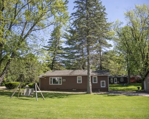 “Pet-Friendly Geneva Lake Cabins – Fire Pit, Private Units, Walk to Lakefront” Hotels in Williams Bay