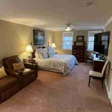 Roomy 2 Bedroom Apt. w/en Suite BA, Private Entry & Parking, Tennis Court Rooms