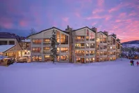 Ski-in Access and Stunning Mountain Views - Luxurious Mountain Getaway