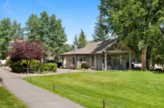 Charming Townhome with Golf Course Views - Cozy Mountain Haven