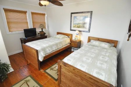 Charming Island Retreat with Outdoor Shower and Screened Porch - Unique Haven Отели в г. Окракок