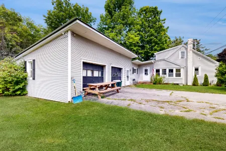 Riverfront studio with river view, full kitchen, & free WiFi Отели в г. Кавендиш