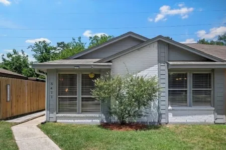 Cozy 2 Bed 1 Bath Home near IAH
