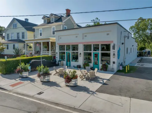 Elegant Design and Modern Comfort - Charming Historic Retreat