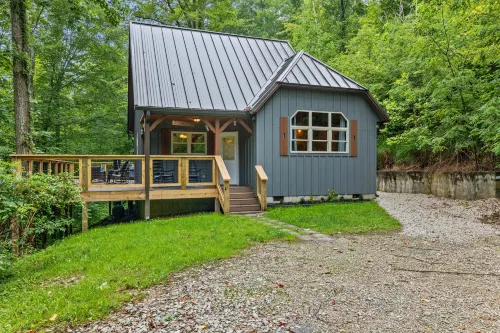Hot Tub & WiFi - Intimate Cabin - Snuggle Inn - Red River Gorge, Kentucky! Các khách sạn ở Stanton