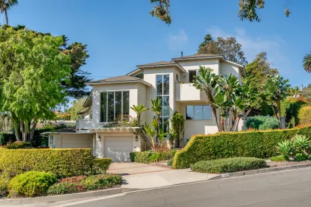 Expansive Ocean Views and Relaxing Hot Tub - Stunning Coastal Haven