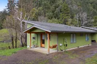 Newly Built, Dog-Friendly, Colorful Creekside Home - One Mile to the Ocean Hôtels à proximité de : Event Center on the Beach