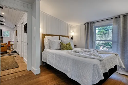 New Fire Pit and Custom Chef Kitchen - Charming Modern Cabin