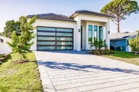 Naples Calming Waves Luxury Home 4/3 Hotels in North Naples
