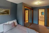 Woodsy retreat near the beach with WiFi, washer/dryer & gas fireplace Hotels in Oceanside