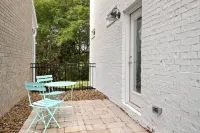 Chic Space with Outdoor Patio and Smart Amenities - Charming Modern Home Hotels in Johnson