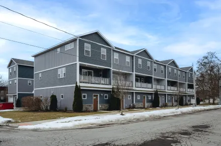 Modern Townhome with Cozy Amenities - Stylish Family Retreat