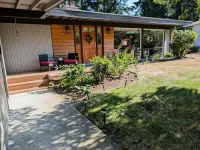 Charming Garden Retreat with Modern Design - Inviting and Tranquil
