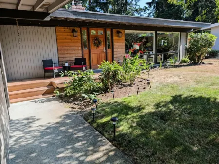 Charming Garden Retreat with Modern Design - Inviting and Tranquil Отели рядом с достопримечательностью «Южный Киркленд Парк энд Райд»