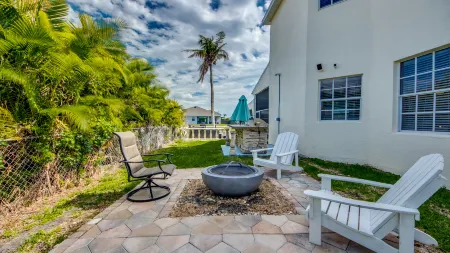 Golden Globe - luxury on the canal with pool/spa