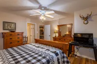 Hot Tub and Stunning Scenic Views - Gorgeous Cozy Retreat