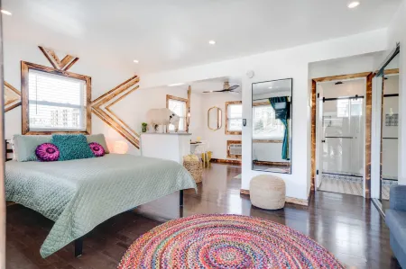 Vibrant Condo with Pool and Modern Amenities - Joyful Escape