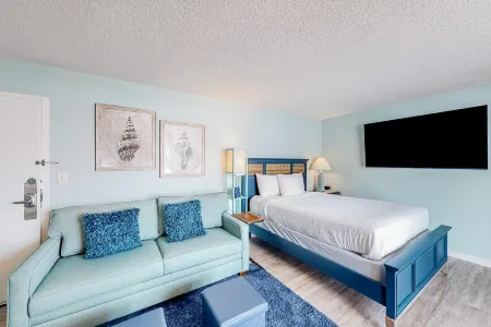 Beach-view 8th-floor studio with hot tubs, pools, kitchenette, lazy river, & W/D Отели в г. Север Миртл Бич