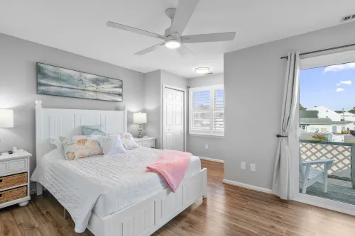 Bright Chef's Kitchen and Cozy Living Areas - Charming Coastal Escape Hotels in Chincoteague