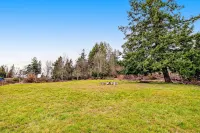 Tranquil cottage with mountain view, fast WiFi & W/D - walk to waterfront Hotels in Gig Harbor