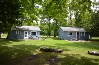 Full Kitchen and Shared Tennis Court - Charming Cottage Retreat Hotels in Glen Arbor