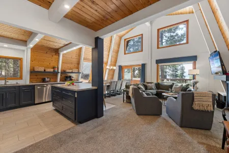 Lake View, Private Hot-Tub and Game Room - Spacious Cozy Cabin