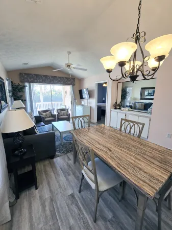 Scenic Balcony and Community Amenities - Charming Coastal Haven Отели рядом с достопримечательностью «Golf Desk»