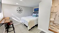Private Deck with Jacuzzi and Outdoor Kitchen - Stunning Cottage Retreat