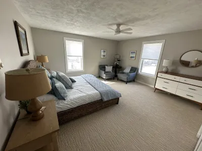 Spacious Upper-Level Apartment with Scenic Views - Charming Retreat