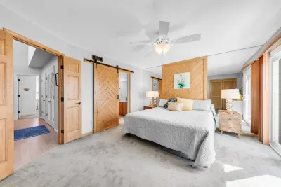 Stunning Marsh Views and Cozy Living Space - Elegant Villa Retreat Отели рядом с достопримечательностью «Seabrook Beach»