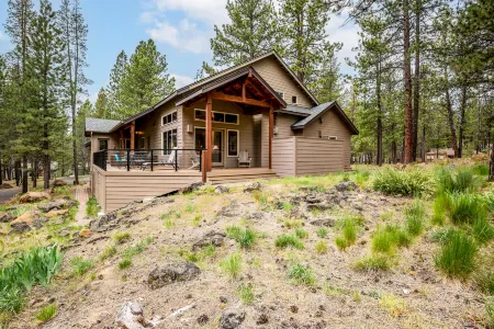 Private Hot Tub and Game Room Amenities - Spacious Cozy Retreat