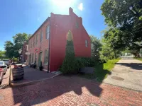 Main Street Living!  2 Bedroom Unit Right on Main! Hotel dekat Lewis and Clark Boat House and Nature Center