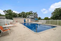 Travelodge by Wyndham Traverse City MI - parking