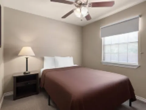 Eagle's Den Suites Carrizo Springs a Travelodge by Wyndham Hotels in Dimmit County