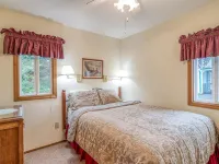 Tranquil Seaside Retreat - WiFi, Kitchen, Garden, Grill Hotels in Otter Rock