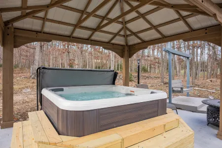 Private Hot Tub and Spacious Deck - Luxurious Tranquil Retreat