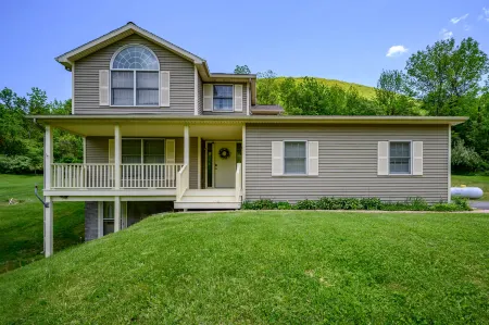 Private Hiking Trails and Scenic Deck Retreat - Spacious Tranquil Oasis