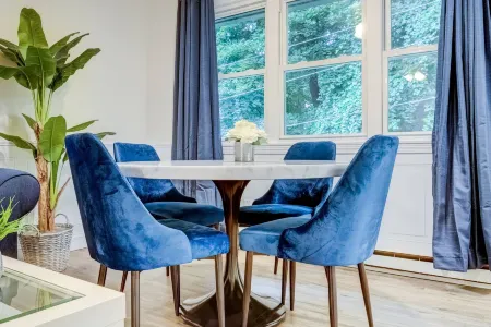 Chic Retreat - Plush Kitchen, Spacious Living, Urban Escape