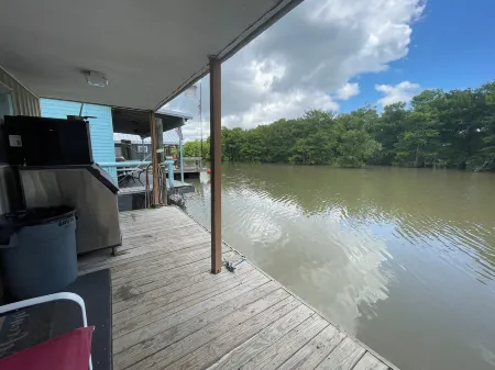 Beautiful Super Strike Houseboat-2 Br/1.5 BA in Cypress Cove Marina-6 Beds Отели в г. Плакеминс Пэриш