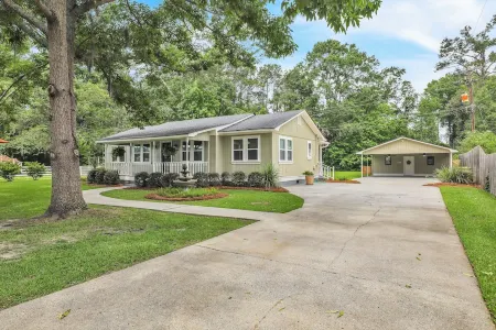 Blueberry Bungalow - Charming 3 bedroom house in peaceful Richmond Hill.