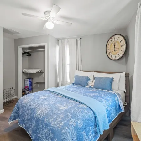 Brothers bond 3bed 2bath, short walk to the square