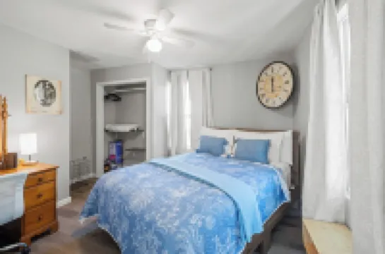 Brothers bond 3bed 2bath, short walk to the square