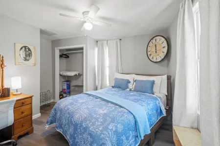 Brothers bond 3bed 2bath, short walk to the square