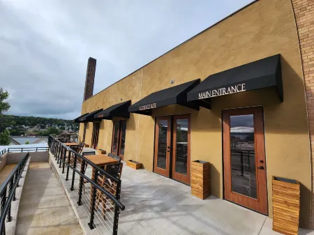 The Lodge Luxury Suites Отели в г. Ханкок