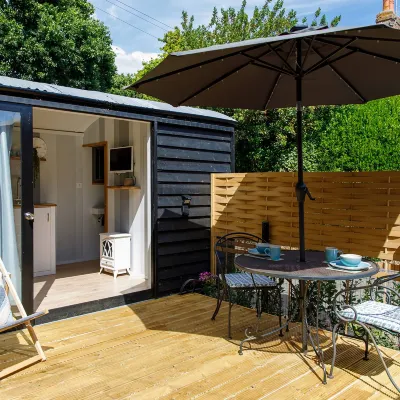 Gorgeous Shepherds Hut - Walk to Beach & Pub Các khách sạn gần University of Chichester
