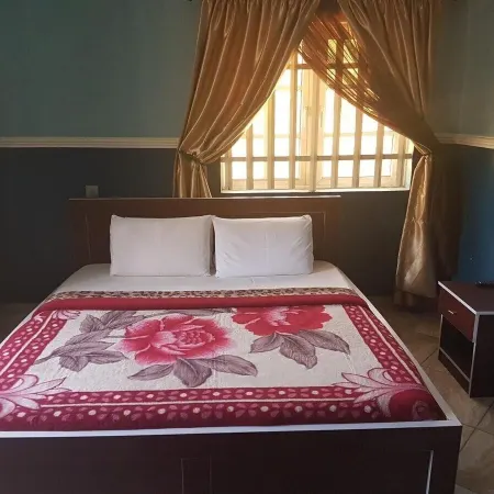 Franzy Suites and Lounge