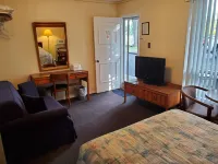 Wasaga Beach Inn and Cottages - parking