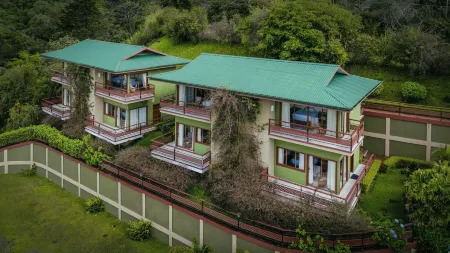 Ficus Sunset Suites Отели рядом с достопримечательностью «San Luis Waterfall»