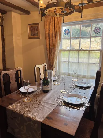 Local Pubs, Walking Routes, Cottage w Parking